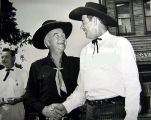 Fuera de escena, el villano Glenn Strange estrecha la mano de su rival, William Boyd (Hopalong Cassidy)