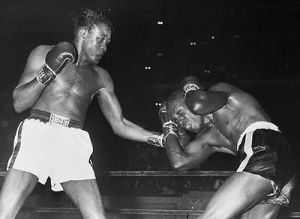 Gavilán aparece aquí castigando a Johnny Saxton