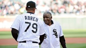 Dos generaciones de peloteros cubanos, Miñoso saluda al inicialista José Dariel Abreu