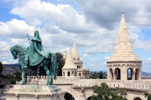 El Bastion de los Pescadores y la estatua a San Esteban