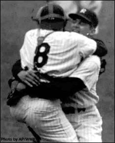 El receptor Yogi Berra salta y abraza a Don Larsen una vez consumado el out 27 y el juego perfecto.