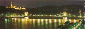 Vista nocturna de Budapest, a la izquierda en lo alto el Castillo de Buda