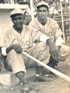 Conrado Pérez, detrás del pelotero aparece el estelar lanzador Adrián Zabala en 1947-48 vistiendo la franela del Cuba de la Federación Cubana de Béisbol 