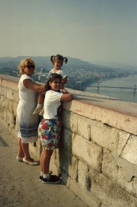 Mi esposa Miriam y mis dos entonces pequeñas hijas en la Ciudadela (agosto 1991)
