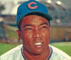 Tony Taylor vistiendo la franela de los Cachorros