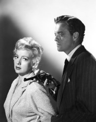 Van Heflin y Evelyn Keyes en una escena de El Merodeador (1951)