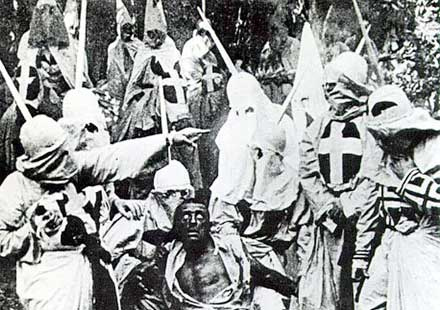Escena con el KKK en acción del filme El nacimiento de una nación (1915)