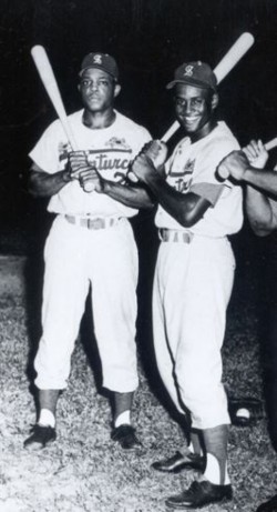 Willie Mays (izq.) y Roberto Clemente con los Cangrejeros de Santurce