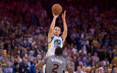 Curry lanzando un triple