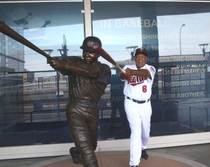 Estatua a Tony Oliva y el mismo