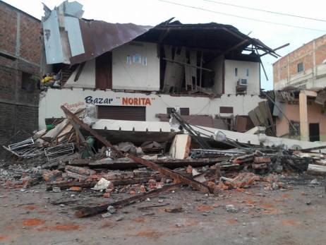 Probablemente debajo de estos escombros haya personas muertas o sobrevivientes