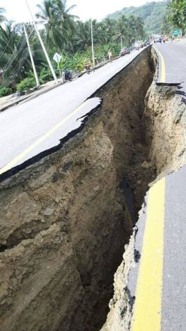 Una vía agrietada después del terremoto