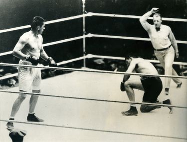 Tunney observa a Dempsey tumbado en el octavo round de la revancha en 1927