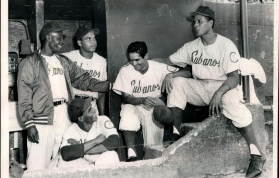 Davalillo a la derecha sin gorra y al lado del receptor Enrique Izquierdo en los Cubans
