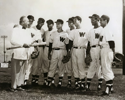 Joe Cambria en unión de varios peloteros cubanos en los Senadores de Washington