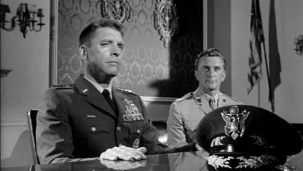 Lancaster prepotente y amenazador al lado de Kirk Douglas, sensato y fiel a la constitución