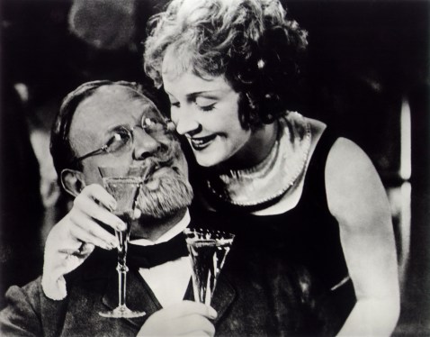 Marlene Dietrich y Emil Jannings en una escena del Ángel Azul