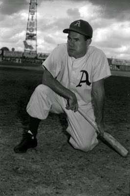 Rocky Nelson vistiendo la franela del Almendares