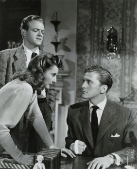kirk-douglas-con-barbara-stanwyck-y-van-heflin-en-una-escena-del-extrano-amor-de-martha-ivers