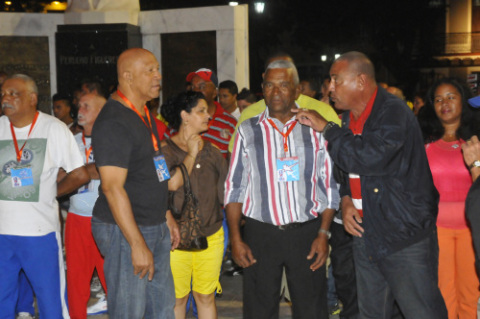 agustin-arias-al-centro-junto-a-pedro-medina-y-antonio-munoz-en-una-homenaje-a-glorias-del-beisbol-en-bayamo