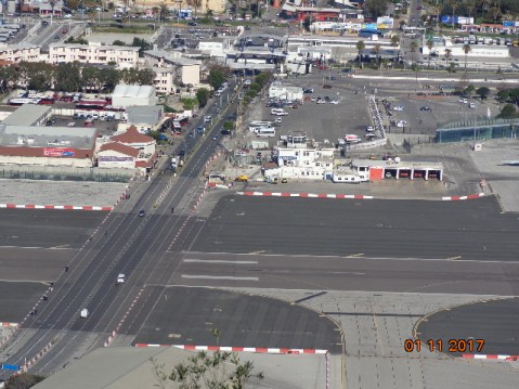 avenida-de-entrada-a-gibraltar-y-pista-aerea