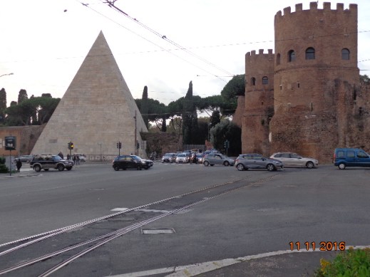 piramide-cestia-al-lado-de-la-porta-san-paolo