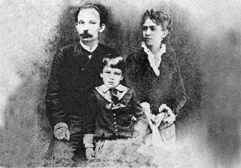 José Martí junto a su esposa, Carmen Zayas Bazán y su hijo