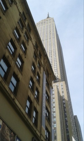 El autor a los pies del Empire State Bldg.