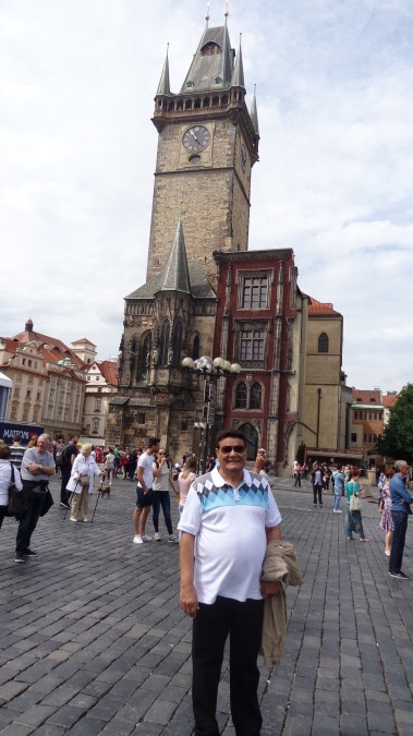 El autor en la torre con reloj astronómico.jpg