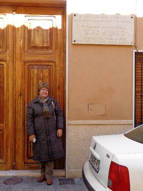 La esposa del autor en la casa natal de Nino Bravo