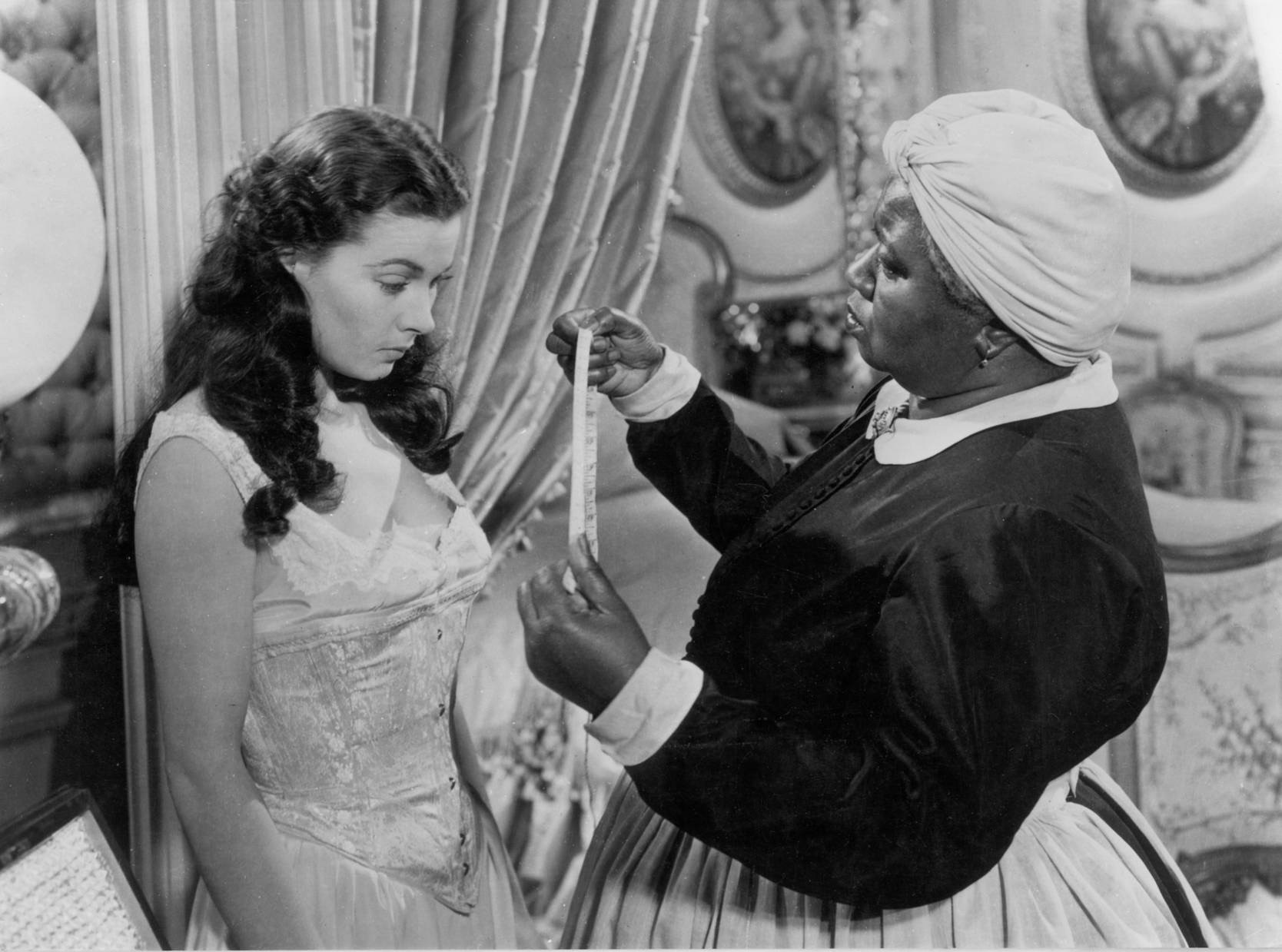 Vivien Leigh (izq.) con Hattie McDaniel en escena