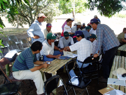 Agricultores en escuela de campo con componente arroz-maleza en Panamá