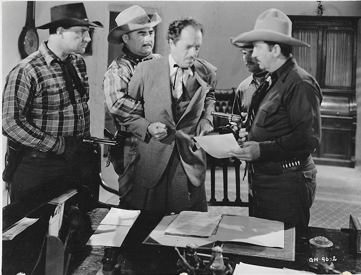 Curly Dresden sujeta a I. Stanford Jolley en una escena de Border Roundup