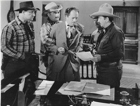 Curly Dresden sujeta a I. Stanford Jolley en una escena de Border Roundup