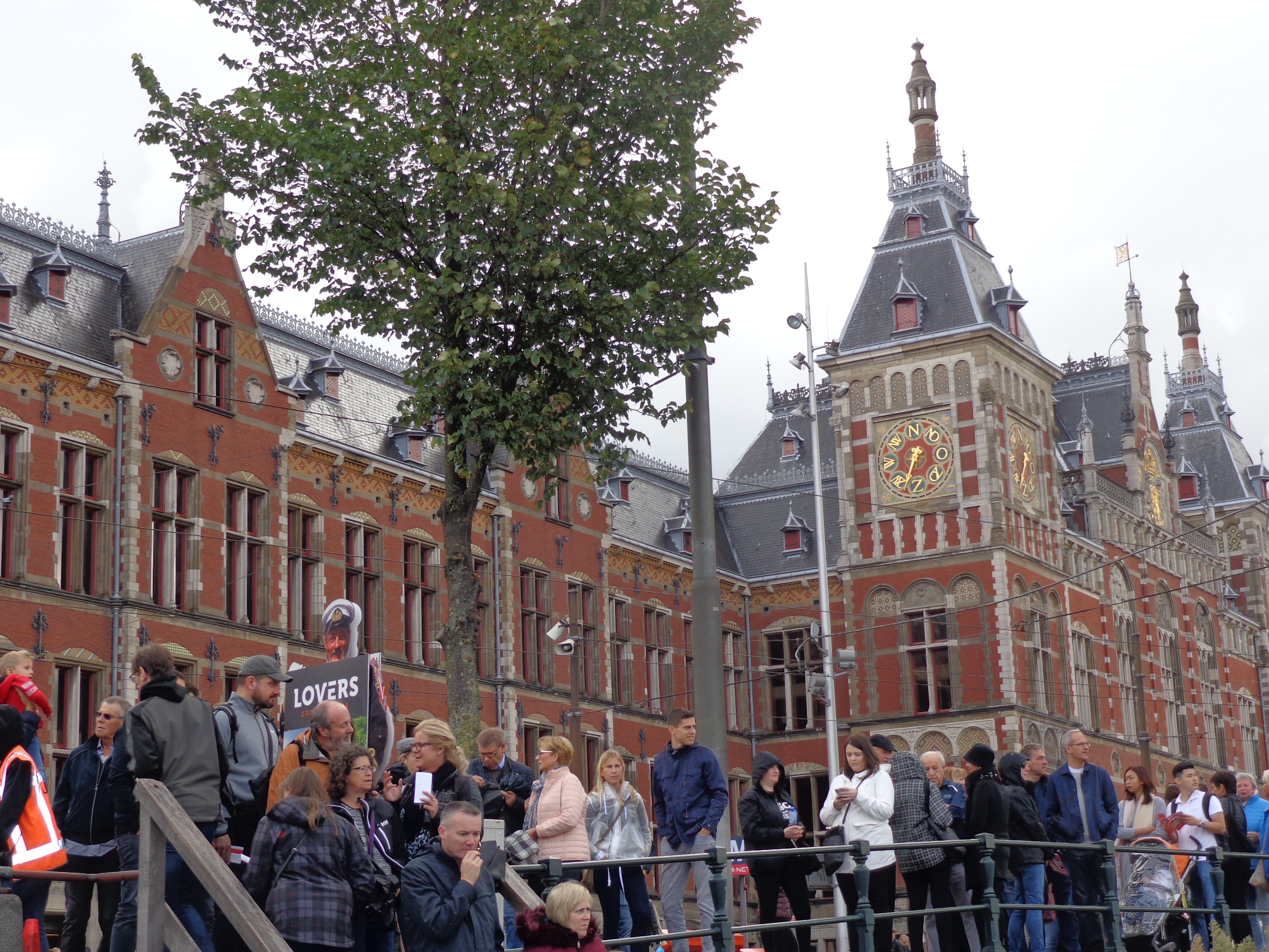 Filas de turistas en canal aledaño a la Estación Central de Ámsterdam. Foto del autor