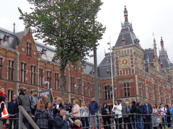 Filas de turistas en canal aledaño a la Estación Central de Ámsterdam. Foto del autor