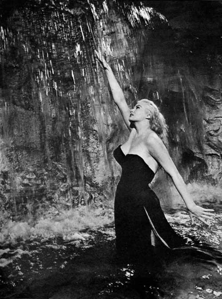Anita Ekberg en la escena de referencia