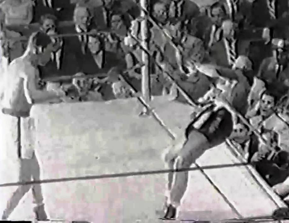 Niño Valdés castiga a Tommy "Hurricane" Jackson