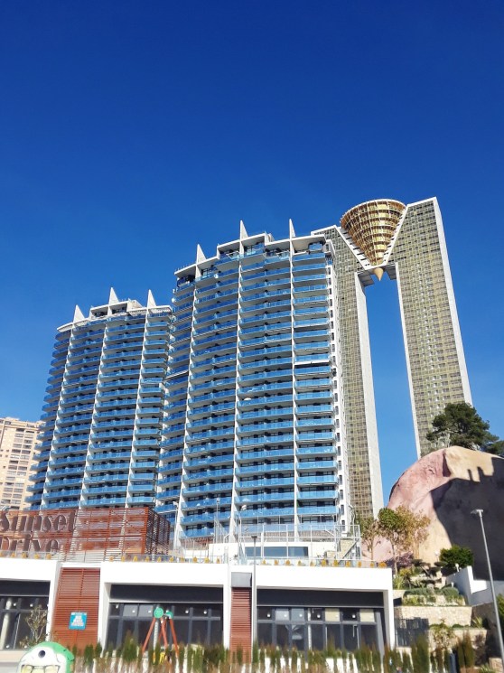 Hotel Sunset Drive y detrás Edif In Tempo, Benidorm