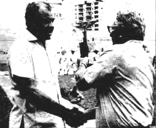 Ledo recibe de Napoléon Quevedo el trofeo como vencedor del certamen