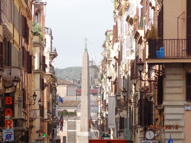 Vista del Obelisco egipcio dedicado a Ramses desde vía del Babuino 2