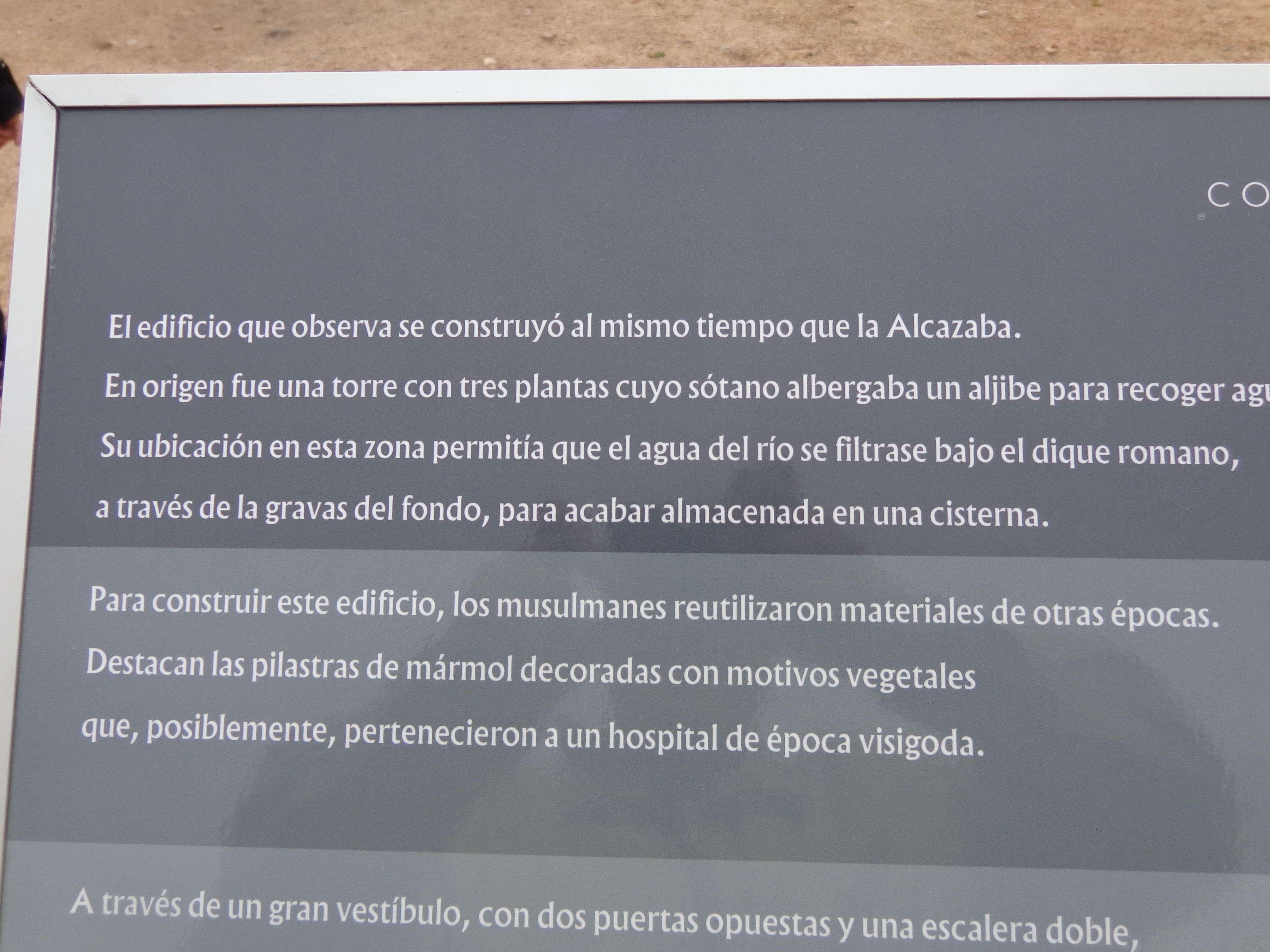 Explicación del aljibe en el Alcazaba, Mérida
