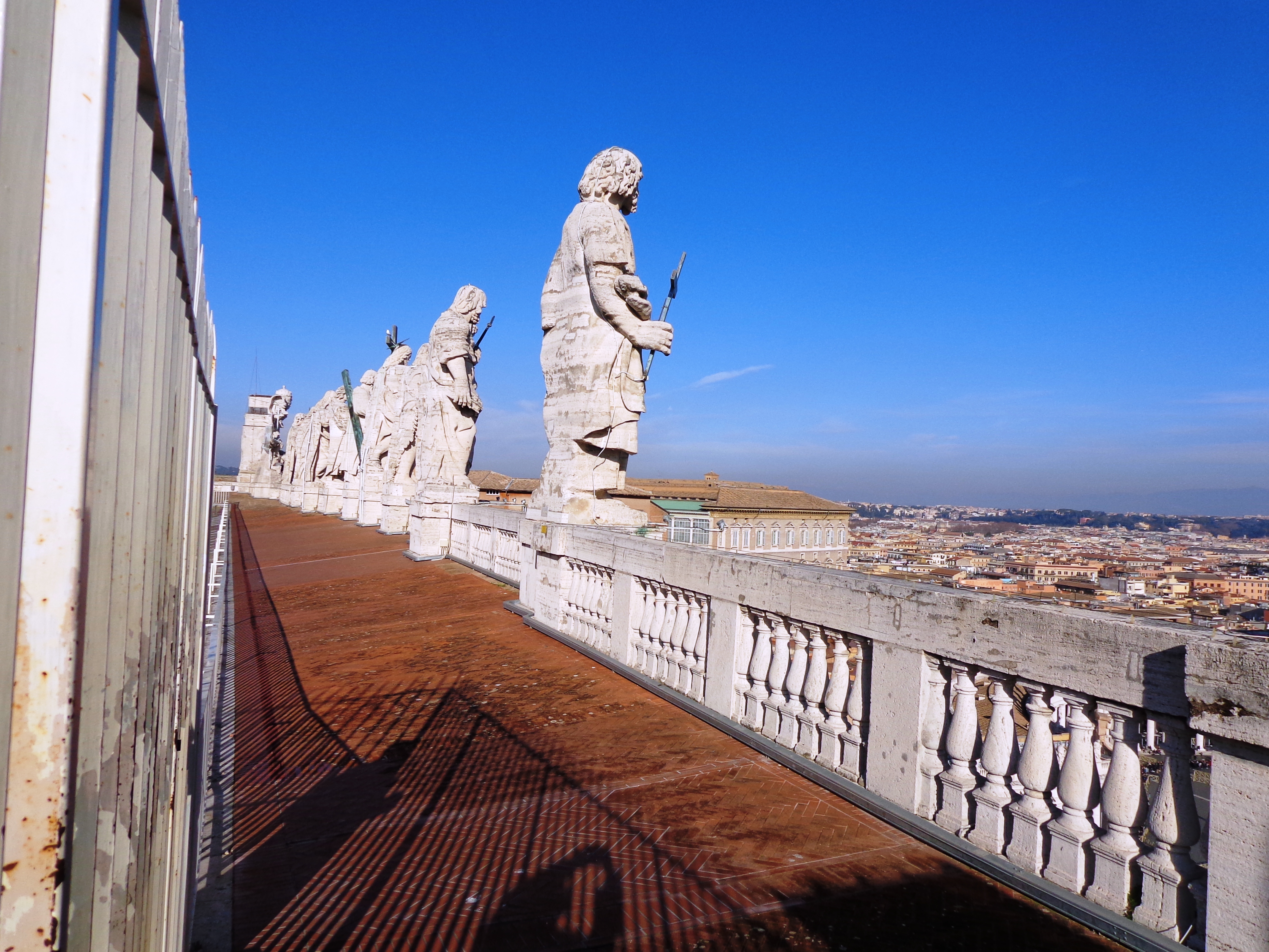 Fila de los once apóstoles en San Pedro
