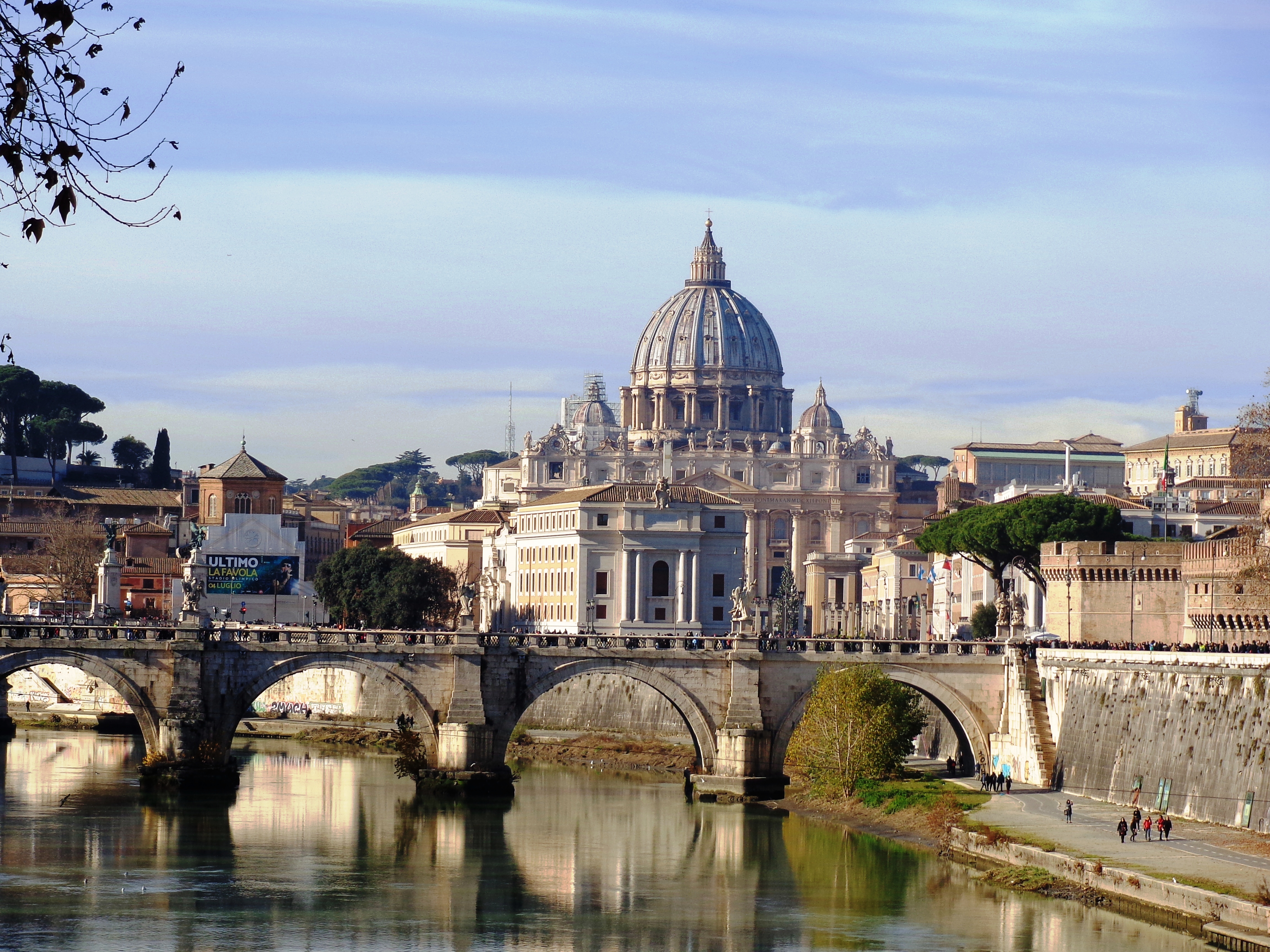 Vista de San Pedro desde orilla del Tevere