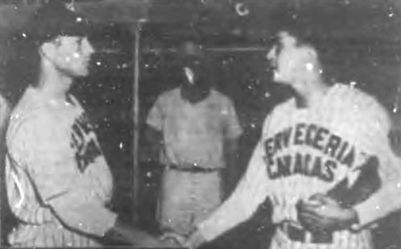 El director José A. Casanova felicita a Dalmiro Finol, primer jonrón en serie del Caribe