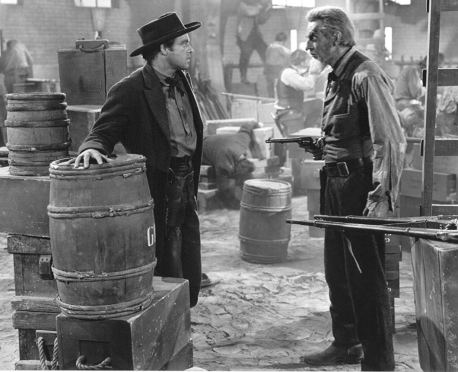 Brown Raymond Massey se enfrenta a Rader Van Heflin cuando descubre su traición