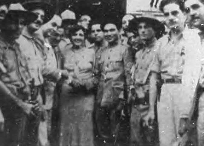 Batista en palacio y rodeado de sus subalternos