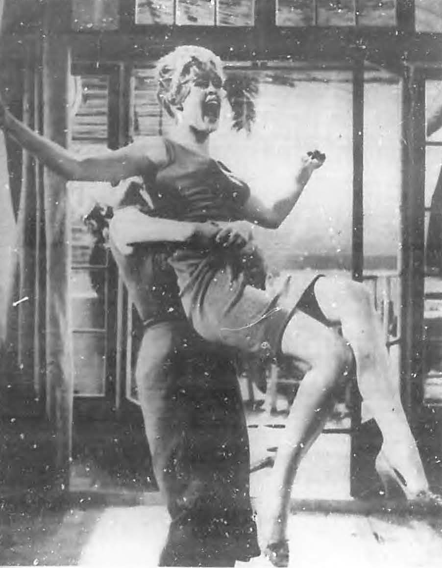 BB en una escena de "Una Parisina (1957)"