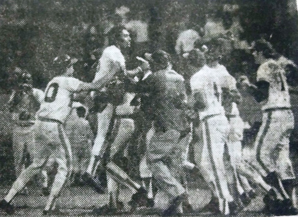 Luis Renovales es felicitado por sus compañeros después de su jonrón decisivo