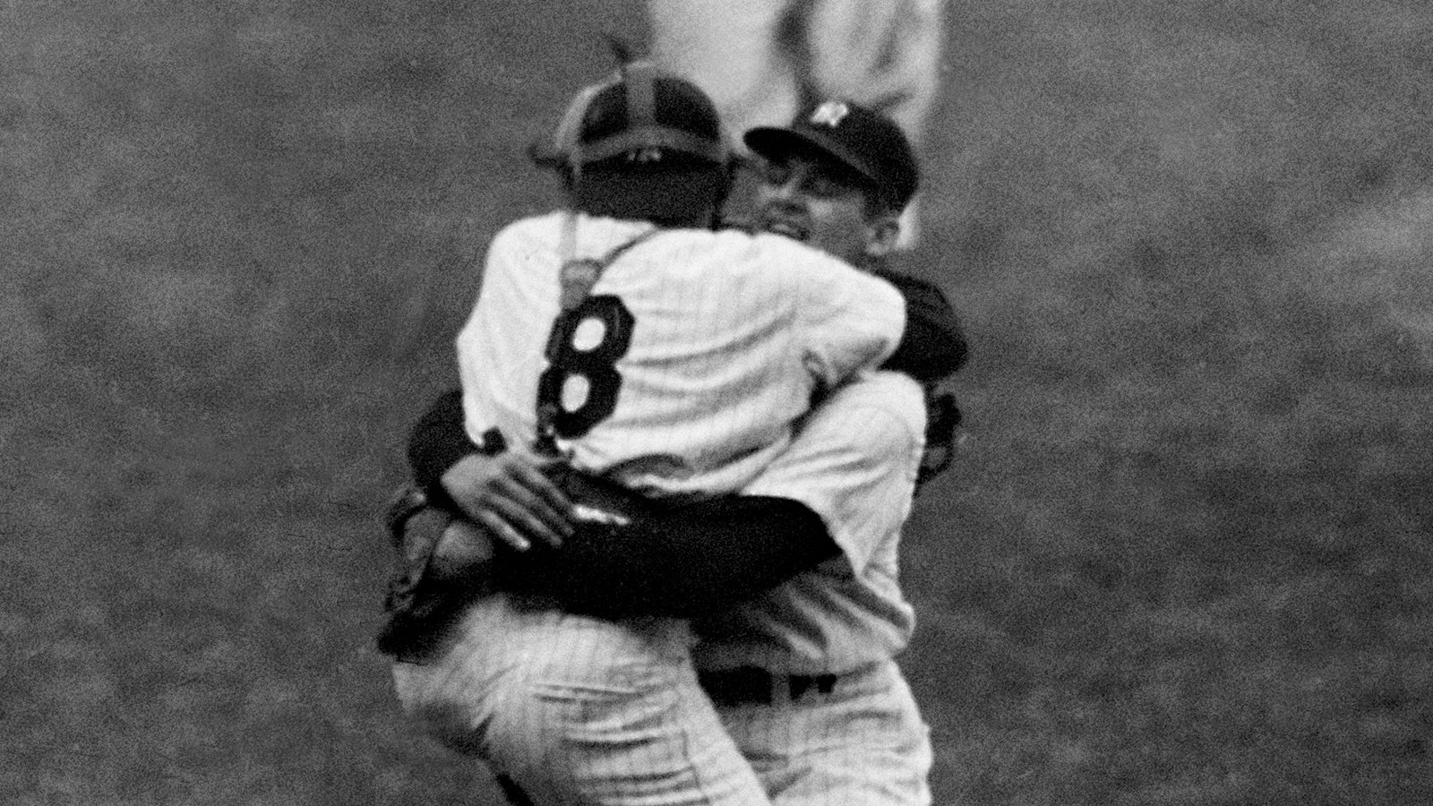 Y llegó el out 27, Yogi Berra abraza a Don Larsen